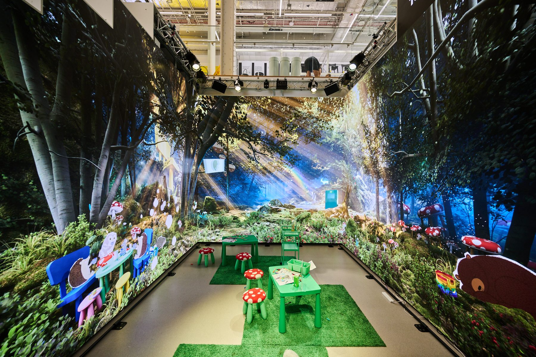 LED window façade and Immersive Live Studio, IKEA Oxford Street (2 of 5)