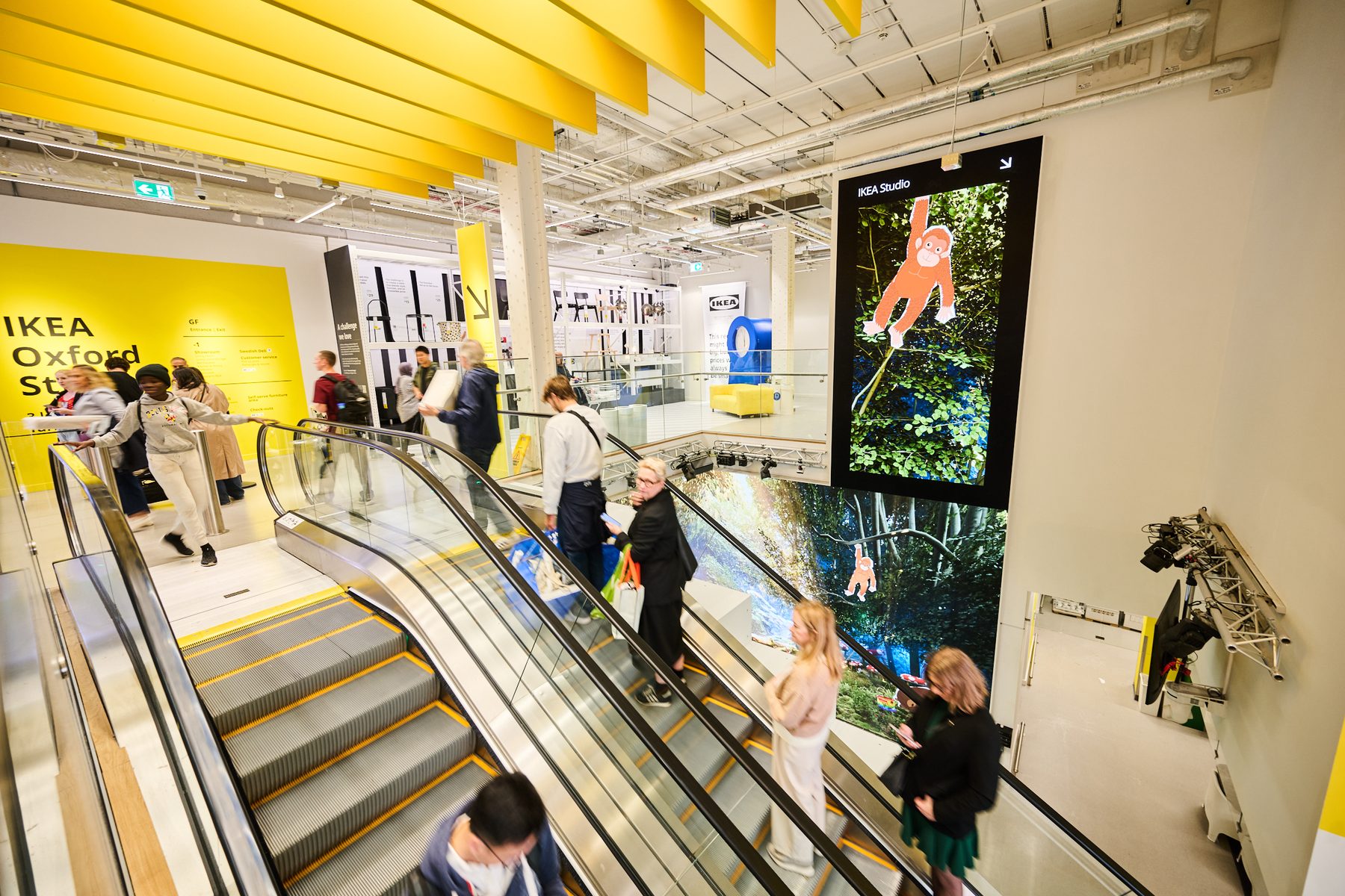 LED window façade and Immersive Live Studio, IKEA Oxford Street (3 of 5)