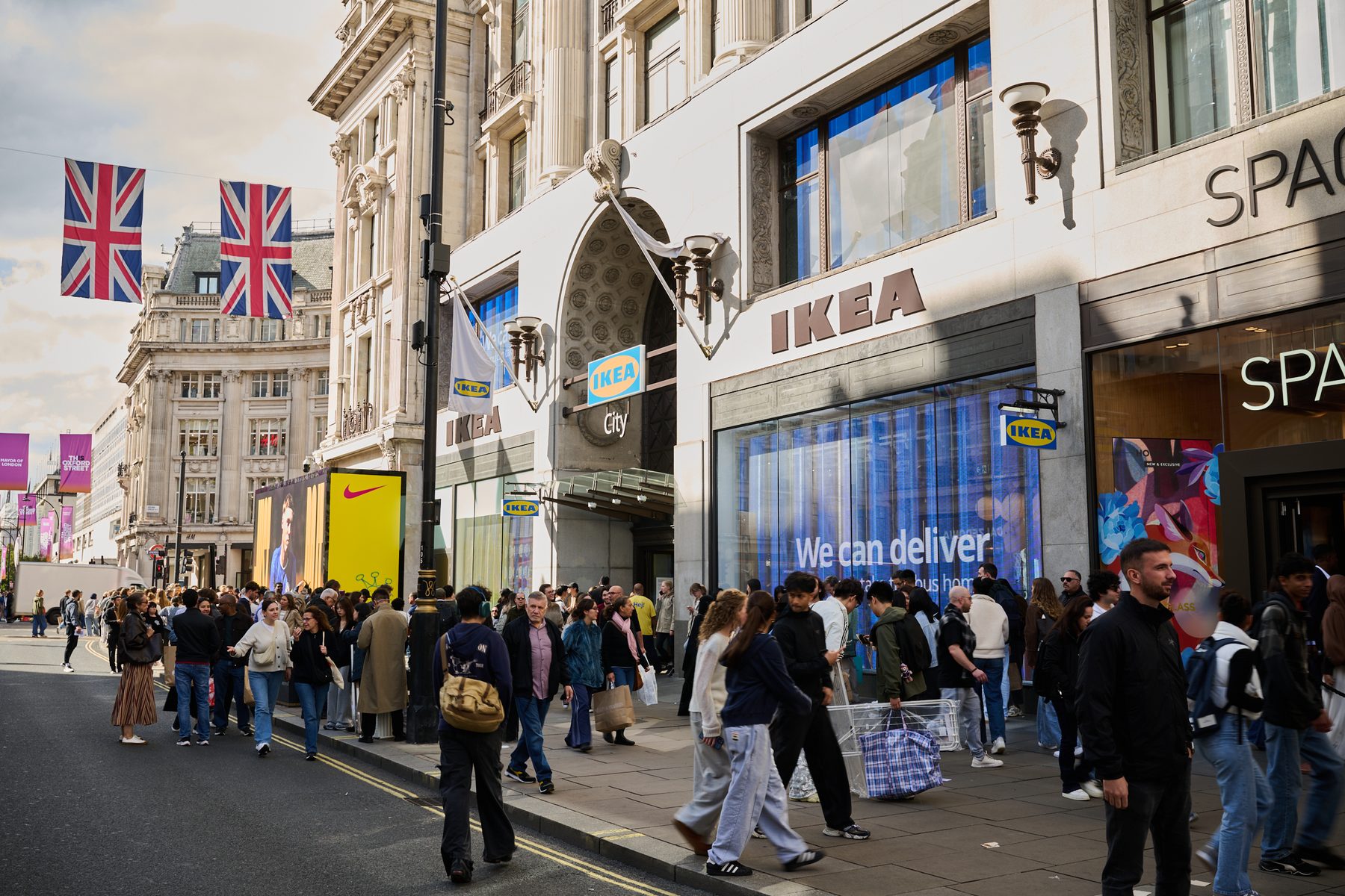 LED window façade and Immersive Live Studio, IKEA Oxford Street (4 of 5)
